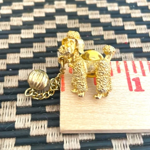 Vintage Gold Tone Poodle Dog with Chain Lapel Pin. - Picture 6 of 6